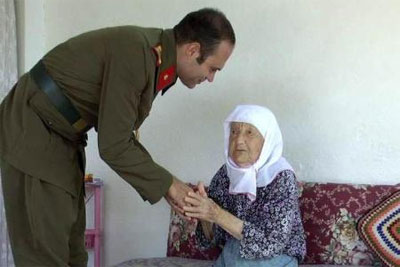 103 yaşındaki Fatma nine sürprizi gerçek sanınca
