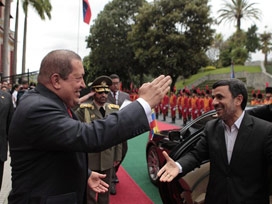 Ahmedinejad ve Chavez batıyla dalga geçti