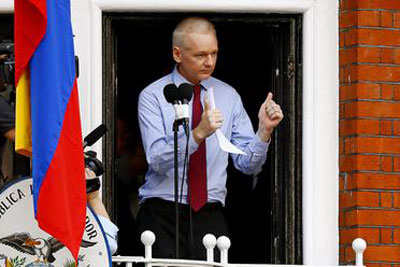 Assange'dan balkon konuşması