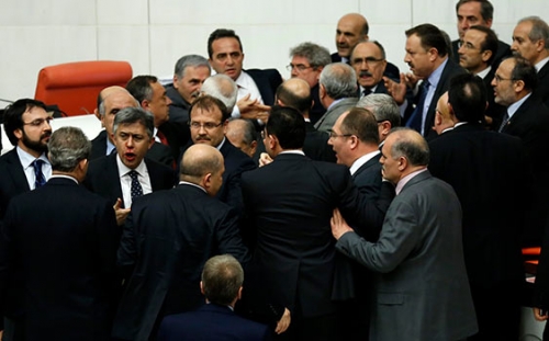 HSYK görüşmeleri sırasında Meclis'te kavga