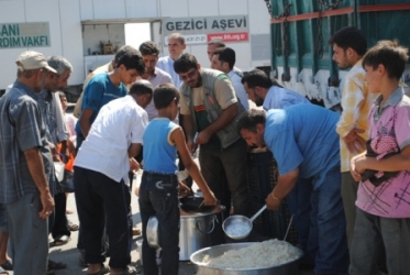 İHH, sınırdaki mültecilere iki öğün sıcak yemek dağıtıyor