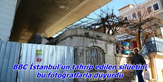 Haliç metro geçiş köprüsünün Karaköy, Perşembe pazarı tarafından bir fotoğraf. Köprünün altında sarnıç, şantiye girişi ve bir kafe bir arada.