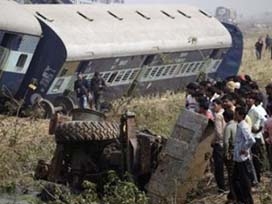 19 kişiyi taşıyan araca tren çarptı: 15 ölü