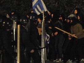 Atina'da göçmenlere süpürge operasyonu