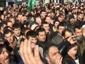 Binlerce müslüman karnavalı protesto etti