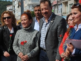 CHP'li kadınlar 3 bin karanfil dağıttı