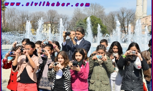 Fatihli Çocuklar Tarihi Yarımada Fatih'in Fotoğrafını Çektiler