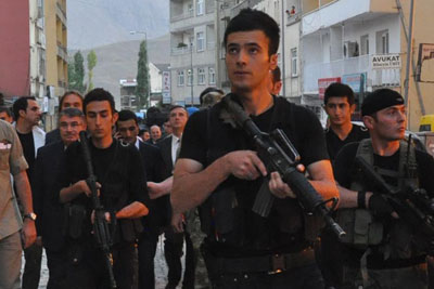 Hakkari'de Bakan İdris Naim Şahin'e saldırı