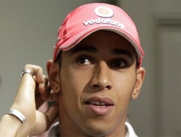 Lewis Hamilton bu kez Vettel'i solladı