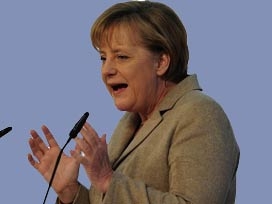 Merkel: Göçmenlerin uyumu önemli
