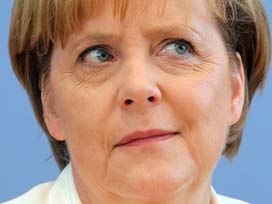 Merkel, Putin'in törenine katılmayacak