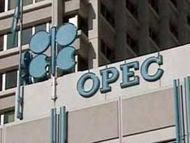OPEC, petrol talebi tahminini düşürdü