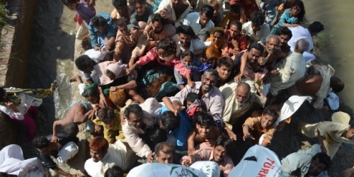 Pakistan Yaralarını Sarmaya Çalışıyor