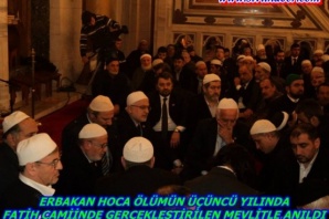 Erbakan’ı anma programları kapsamında Fatih Camii’nde yatsı namazı sonrası mevlit okutuldu.